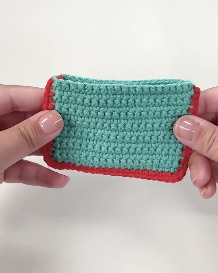 How to hold yarn